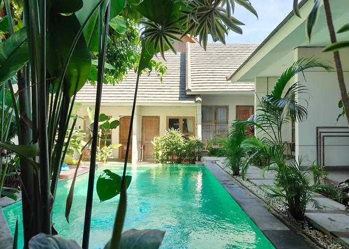 Manuver Surf And Uluwatu Bali